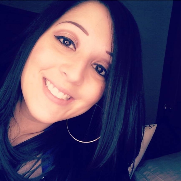 Meet your Posher, Melissa - Picture 1 of 2